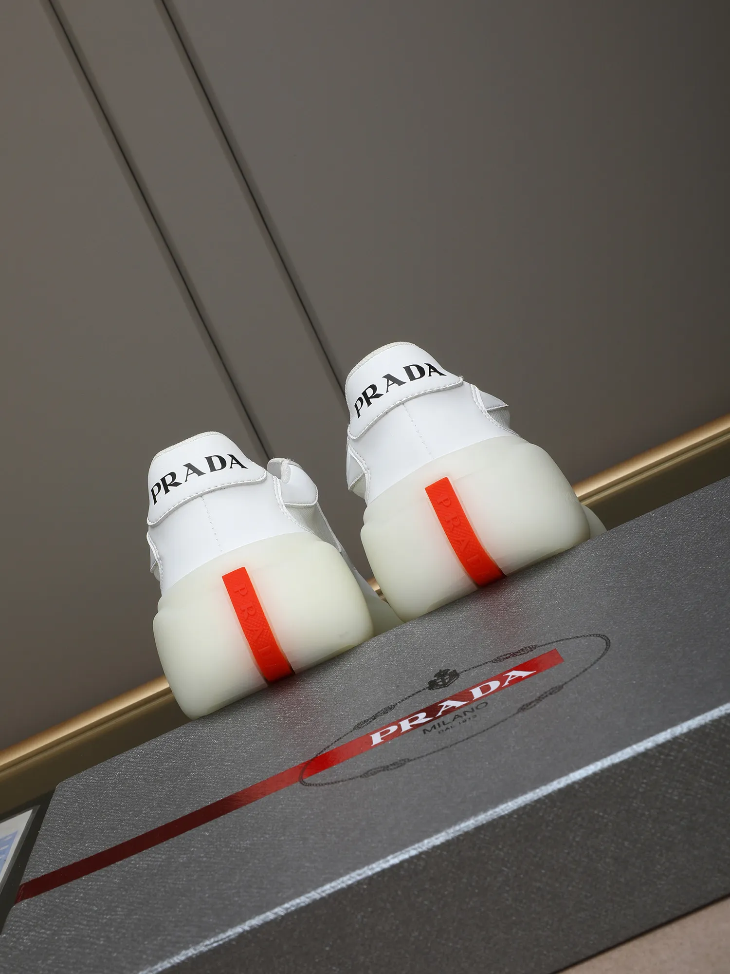 Men's shoes💰420 Prada/Prada sneakers👟! Low-top lace-up sports shoes, fashionable and elegant style. Made of top-layer cowhide leather spliced ​​with breathable mesh. Soft, comfortable and breathable. Logo lettering on the tongue. Finely crafted details. Lightweight foam sole, fashionable and versatile‼ ️size: 38-44 (45 customized